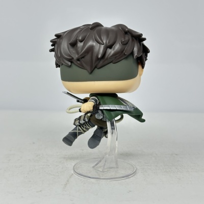 Figura Funko Pop com cabelo castanho escuro e roupa verde com capa