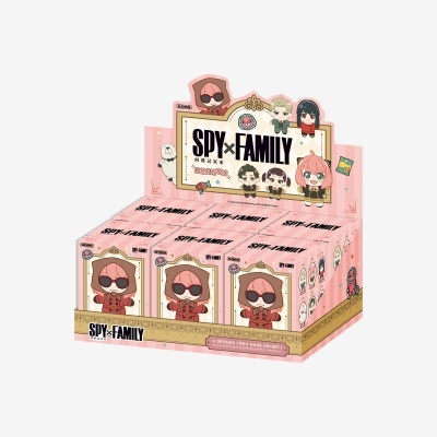 Caixa de exposição rosa com personagens do SPY×FAMILY em estilo chibi e texto SPY×FAMILY