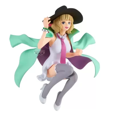Figura feminina com chapéu preto, casaco verde e vestido branco em pose dinâmica.