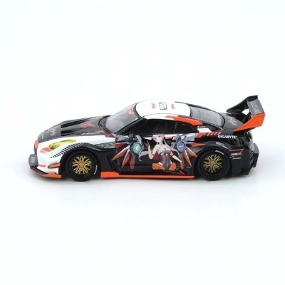 Miniatura de carro de corrida preto, branco e laranja com personagem anime e texto GIGABYTE