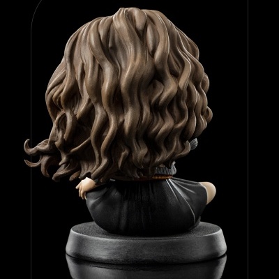 Figura colecionável de personagem Harry Potter vista de costas com cabelo castanho ondulado e base preta.