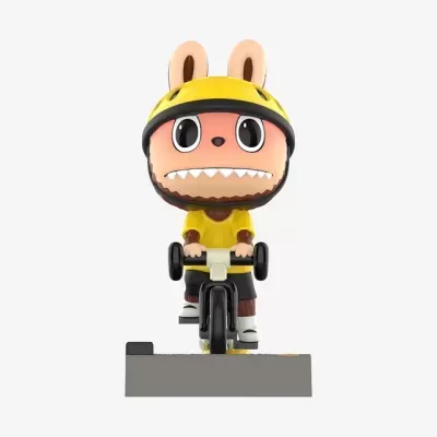 Figura cartoon coelho capacete amarelo bicicleta preta branca