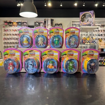 Dez bonecos Stumble Guys em embalagem transparente, expostos em loja de brinquedos