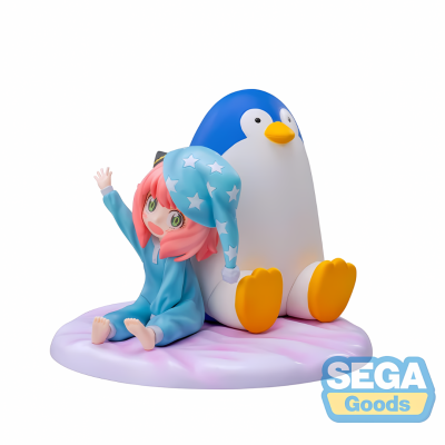 Figura de personagem em pijama azul com gorro de estrelas sentado ao lado de pinguim azul e branco numa base rosa, logo SEGA Goods