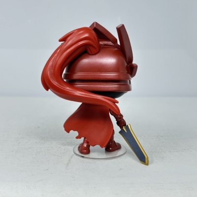 Figura guerreiro em vinil com armadura e espada