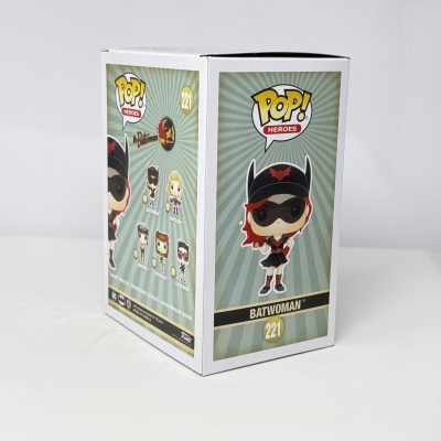 Embalagem da figura Pop! Heroes Batwoman nº 221 com fundo cinza e detalhes em preto e vermelho