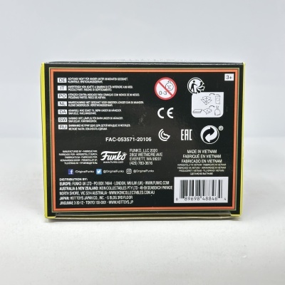 Embalagem preta com texto branco, laranja e logos na parte traseira de produto Funko.