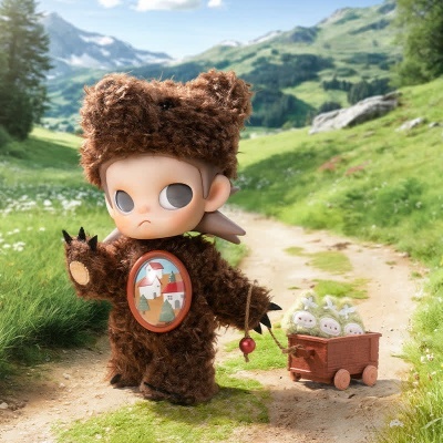 Boneco com fato de urso castanho a puxar carrinho com bonecos verdes em ambiente rural