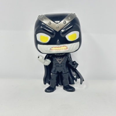 Figura de super-herói estilizada com máscara preta e capa