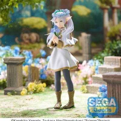 Figura de elfa com vestido branco segurando flores num jardim