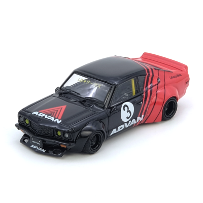 Miniatura de carro desportivo preto e vermelho com números e texto Advan