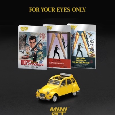 Modelos em escala 1/64 MINI GT James Bond 007 com cartazes do filme e carro amarelo Citroën 2CV em miniatura