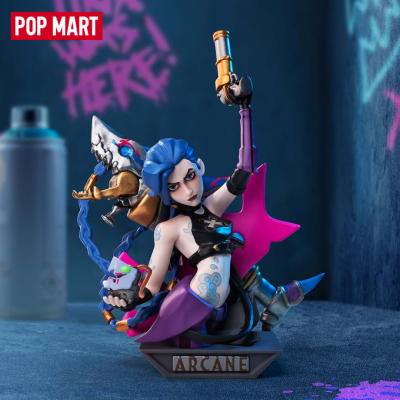 Estatueta feminina com cabelo azul e tatuagens sobre base ARCANE