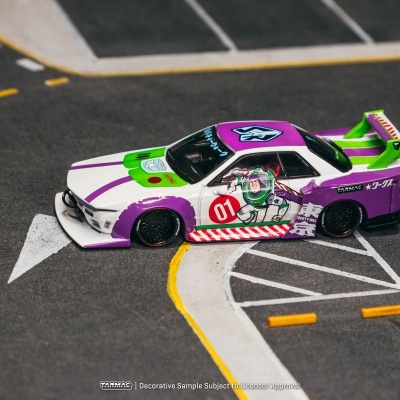 Carro de corrida em miniatura branco, roxo e verde com decoração Buzz Lightyear na pista