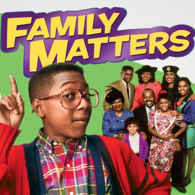 Imagem promocional da série Family Matters com jovens e adultos em roupas coloridas e texto em amarelo e roxo