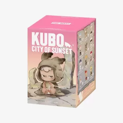 Caixa de brinquedo colecionável POP MART KUBO CITY OF SUNSET com personagem em fato castanho e fundo rosa e bege