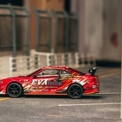 Miniatura de carro de corrida vermelho com decalques coloridos e rodas negras