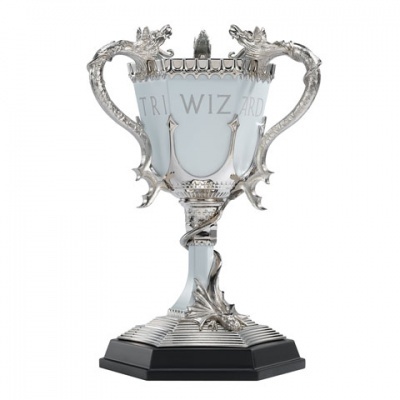 Taça prateada com alças decorativas em forma de dragões e base preta