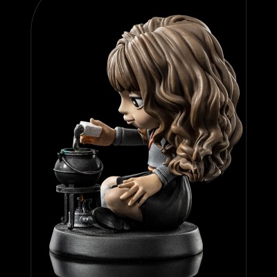 Figura colecionável de Hermione Granger com caldeirão