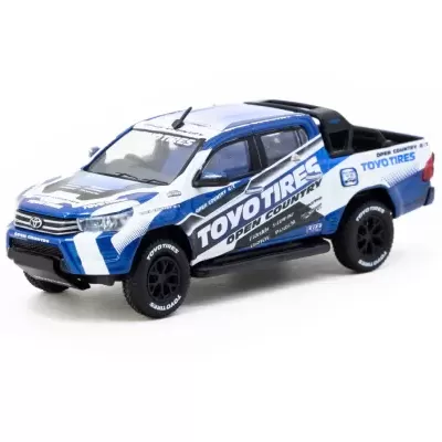 Modelo de carrinha pick-up azul e branca com logótipos Toyo Tires