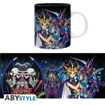 Caneca Yu-Gi-Oh com personagens e criaturas fantásticas em fundo preto