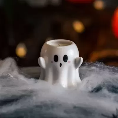 Vela decorativa branca em forma de fantasma com olhos e boca pretos