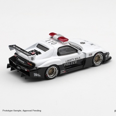 Miniatura de carro desportivo preto e branco com detalhes de polícia e asa traseira