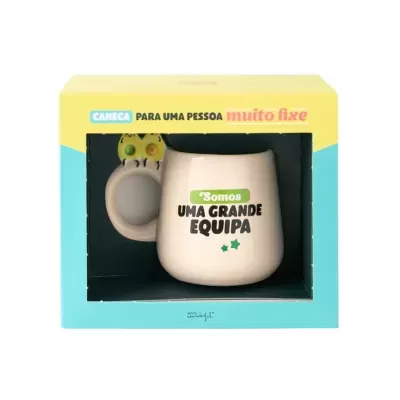 Caneca cerâmica creme com texto e alça decorada com abacates em caixa colorida.