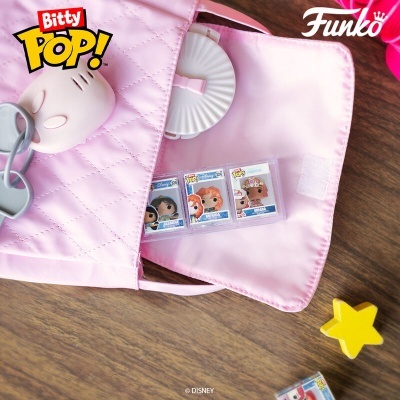 Bolsa rosa acolchoada com mini bonecos Funko Pop! Bitty Pop! em caixas pequenas e brinquedo amarelo em forma de estrela