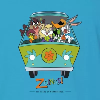 Personagens da Warner Bros num carrinha verde com fundo azul e texto ZOINKS! 100 YEARS OF WARNER BROS.