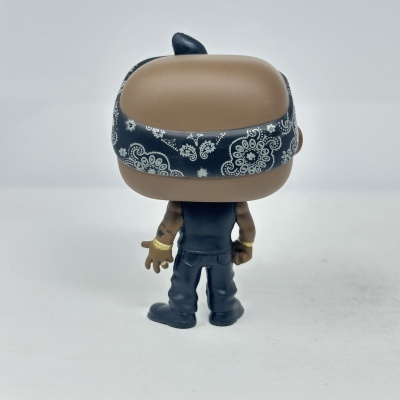 Figurinha Funko Pop vista de costas com bandana preta e roupa preta