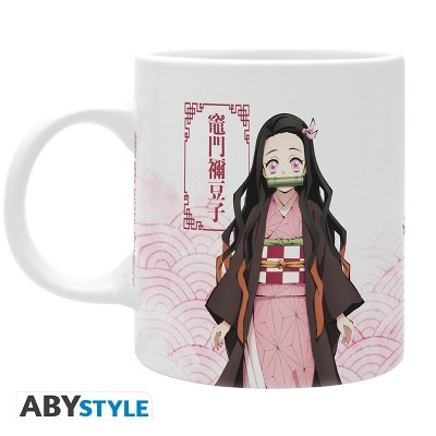 Caneca branca com personagem anime e texto japonês vermelho.