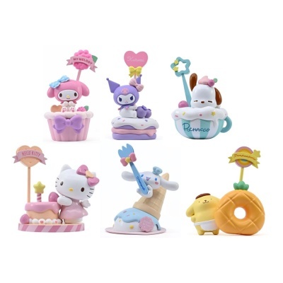Figuras de personagens Sanrio em miniaturas de bolos coloridos com nomes visíveis.
