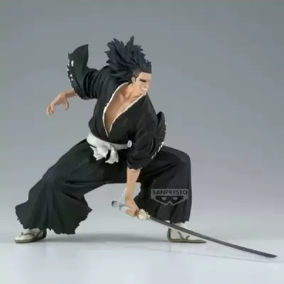 Figura de ação com quimono preto e espada, cabelo espetado