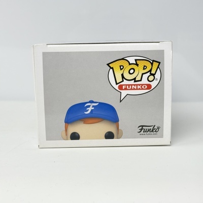 Embalagem Funko Pop com figura usando boné azul e logo FUNKO