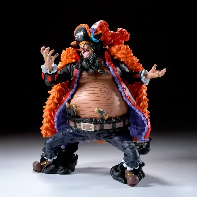 Figura de ação de pirata colorida com casaco laranja e chapéu preto.