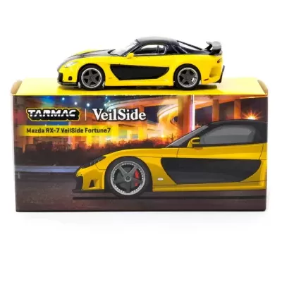 Miniatura de carro desportivo Mazda RX-7 amarelo e preto em cima da caixa com imagem do carro e texto