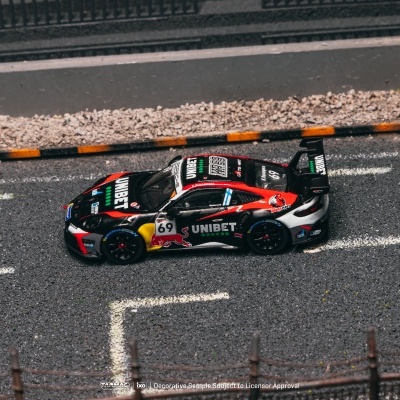 Carrinha de corridas Porsche preta e vermelha em pista com logótipos e números