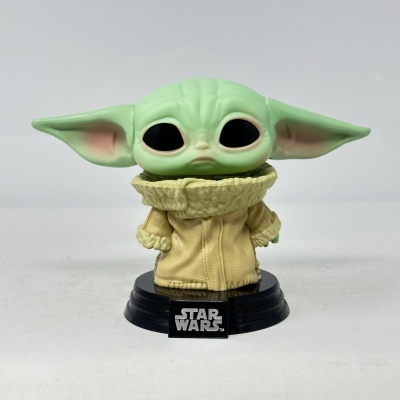 Figura Funko Pop de Grogu de Star Wars com casaco amarelo e base preta com logo