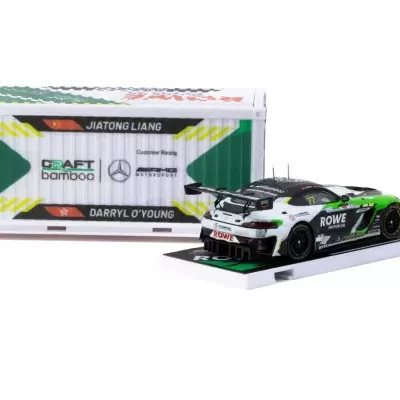Miniatura de carro de corrida preto, branco e verde na base com caixa de transporte colorida ao fundo