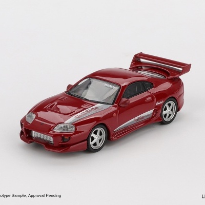 Miniatura de carro desportivo vermelho com decalques VeilSide COMBAT e spoiler traseiro