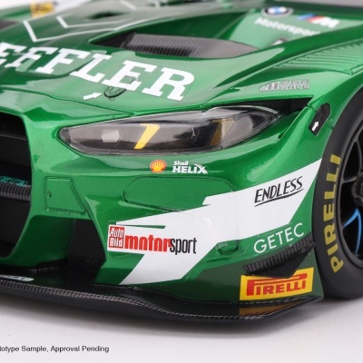 Miniatura de carro de corrida verde BMW M4 GT3 com textos promocionais e rodas pretas Pirelli