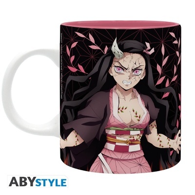 Caneca com personagem animada feminina em fundo preto com padrão e folhas rosas