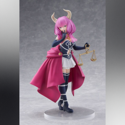 Figura de personagem feminina com capa rosa e balança dourada