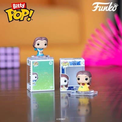 Figura Funko Pop! Bitty da Bela com embalagem em fundo desfocado