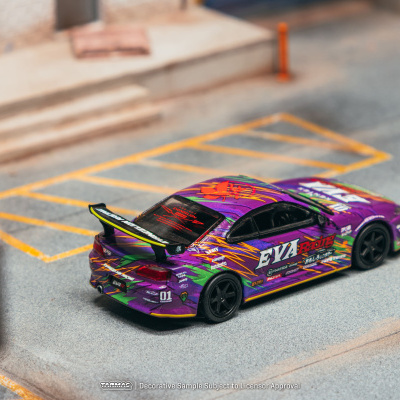 Carro desportivo de brinquedo roxo com padrões coloridos e texto EVA Racing