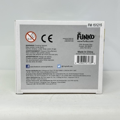 Caixa branca com etiqueta cinzenta da marca FUNKO e aviso de engasgamento