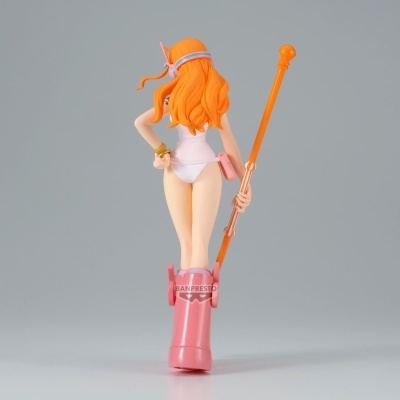 Figura colecionável de personagem feminina com cabelo laranja, roupa branca e botas cor-de-rosa, segurando vara laranja