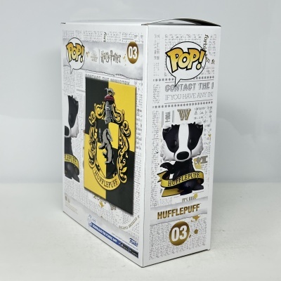 Embalagem Funko Pop! Harry Potter Hufflepuff 03 com mascote e brasão