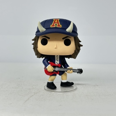 Figura Funko Pop com guitarra, fato azul e boné com letra A e cornos brancos